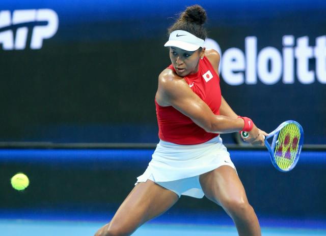 (260103) -- PERTH, Jan. 3, 2026 (Xinhua) -- Osaka Naomi of Japan competes against Maria Sakkari of Greece during the women's singles match in the Group E round robin match between Japan and Greece at the 2026 United Cup tennis tournament in Perth, Australia, Jan. 2, 2026. (Photo by Zhou Dan/Xinhua)
