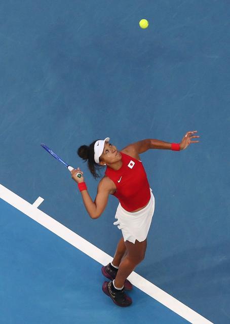 (260103) -- PERTH, Jan. 3, 2026 (Xinhua) -- Osaka Naomi of Japan competes against Maria Sakkari of Greece during the women's singles match in the Group E round robin match between Japan and Greece at the 2026 United Cup tennis tournament in Perth, Australia, Jan. 2, 2026. (Photo by Zhou Dan/Xinhua)