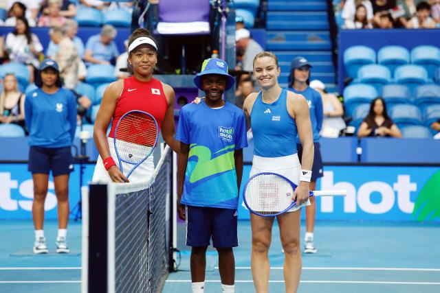 (260103) -- PERTH, Jan. 3, 2026 (Xinhua) -- Osaka Naomi (front L) of Japan and Maria Sakkari (front R) of Greece pose for photo before the women's singles match in the Group E round robin match between Japan and Greece at the 2026 United Cup tennis tournament in Perth, Australia, Jan. 2, 2026. (Photo by Zhou Dan/Xinhua)