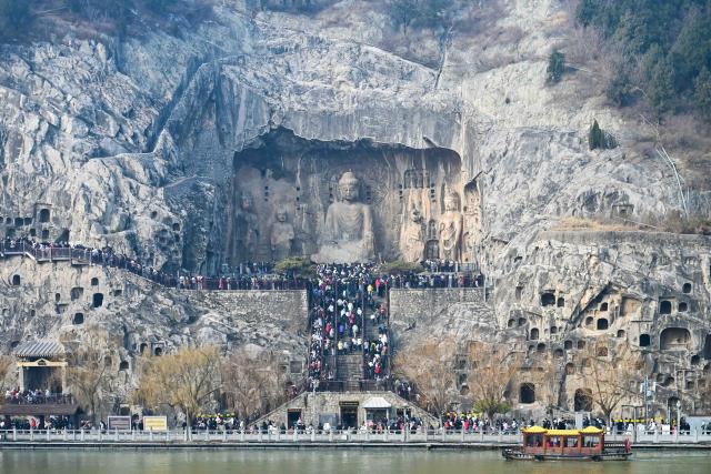 (260103) -- BEIJING, Jan. 3, 2026 (Xinhua) -- Tourists visit the Longmen Grottoes scenic spot in Luoyang City, central China's Henan Province, on Jan. 2, 2026. (Photo by Li Weichao/Xinhua)