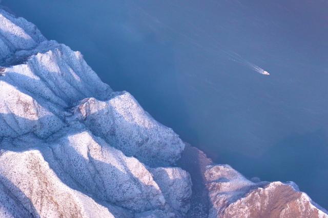 (260103) -- BEIJING, Jan. 3, 2026 (Xinhua) -- An aerial drone photo taken on Jan. 2, 2026 shows a view of the Yellow River after snowfall in Qingtongxia, northwest China's Ningxia Hui Autonomous Region. (Photo by Yuan Hongyan/Xinhua)