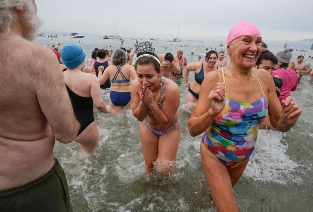 (260103) -- BEIJING, Jan. 3, 2026 (Xinhua) -- People take part in the 106th Polar Bear Swim on New Year's Day in Vancouver, British Columbia, Canada, Jan. 1, 2026. (Photo by Liang Sen/Xinhua)