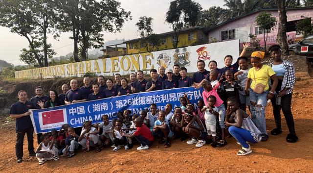(260103) -- FREETOWN, Jan. 3, 2026 (Xinhua) -- The 26th Chinese medical team to Sierra Leone poses for a group photo at the Saint George Foundation Children's Welfare Institute in Freetown, Sierra Leone, on Jan. 1, 2026. The 26th Chinese medical team to Sierra Leone on Thursday donated a batch of supplies as New Year gifts to a welfare home in Freetown, the country's capital.
   The supplies, including rice, bread, snacks, and daily necessities, were handed over to the Saint George Foundation Children's Welfare Institute as part of the team's efforts to improve the health and daily lives of the vulnerable children in the country. (The 26th Chinese medical team to Sierra Leone/Handout via Xinhua)