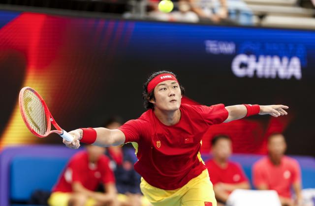 (260103) -- SYNDEY, Jan. 3, 2026 (Xinhua) -- Zhang Zhizhen of China hits a return during the men's singles match against Zizou Bergs of Belgium in the Group B round robin match between China and Belgium at the 2026 United Cup tennis tournament in Sydney, Australia, Jan. 3, 2026. (Xinhua/Ma Ping)