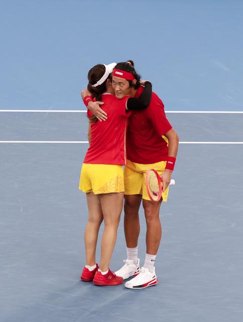 (260103) -- SYNDEY, Jan. 3, 2026 (Xinhua) -- Zhu Lin (L)/Zhang Zhizhen of China celebrate after the mixed doubles match against Elise Mertens/Zizou Bergs of Belgium in the Group B round robin match between China and Belgium at the 2026 United Cup tennis tournament in Sydney, Australia, Jan. 3, 2026. (Xinhua/Ma Ping)