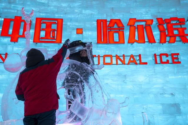 (260103) -- HARBIN, Jan. 3, 2026 (Xinhua) -- Competitors work on an ice sculpture during the 37th China Harbin International Ice Sculpture Competition at the Harbin Ice-Snow World in Harbin, northeast China's Heilongjiang Province, Jan. 3, 2026. The competition kicked off here on Friday. (Xinhua/Zhang Tao)