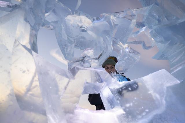 (260103) -- HARBIN, Jan. 3, 2026 (Xinhua) -- A competitor works on an ice sculpture during the 37th China Harbin International Ice Sculpture Competition at the Harbin Ice-Snow World in Harbin, northeast China's Heilongjiang Province, Jan. 3, 2026. The competition kicked off here on Friday. (Xinhua/Zhang Tao)