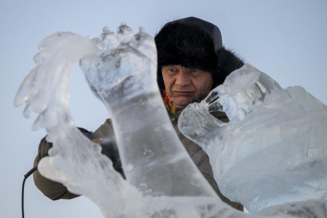 (260103) -- HARBIN, Jan. 3, 2026 (Xinhua) -- A competitor works on an ice sculpture during the 37th China Harbin International Ice Sculpture Competition at the Harbin Ice-Snow World in Harbin, northeast China's Heilongjiang Province, Jan. 3, 2026. The competition kicked off here on Friday. (Xinhua/Zhang Tao)