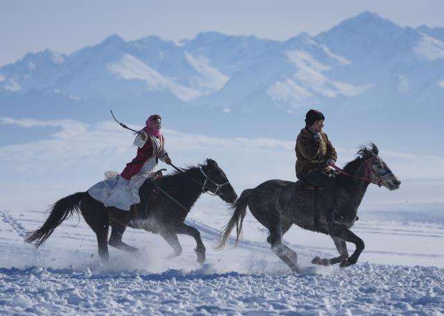 (260103) -- ZHAOSU, Jan. 3, 2026 (Xinhua) -- Herders perform for tourists at a wetland park in Zhaosu County, Ili Kazak Autonomous Prefecture, northwest China's Xinjiang Uygur Autonomous Region, Jan. 3, 2026. Leveraging its unique ice and snow resources in winter, Zhaosu County has developed diverse winter tourist services to attract visitors. (Xinhua/Hu Huhu)