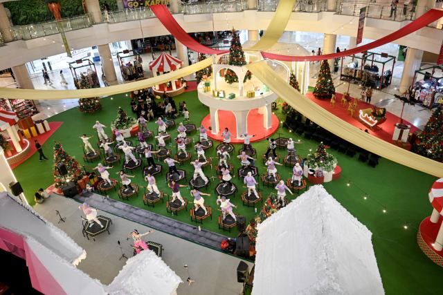 (260103) -- TANGERANG, Jan. 3, 2026 (Xinhua) -- People participate in trampoline exercise at a mall in Tangerang, Banten province, Indonesia, Jan. 3, 2026. (Photo by Agung Kuncahya B./Xinhua)