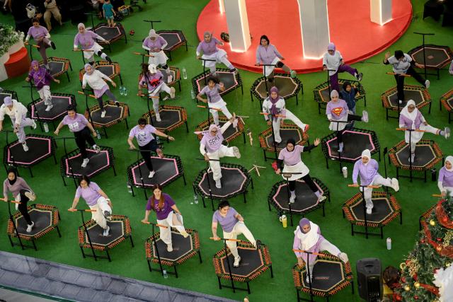 (260103) -- TANGERANG, Jan. 3, 2026 (Xinhua) -- People participate in trampoline exercise at a mall in Tangerang, Banten province, Indonesia, Jan. 3, 2026. (Photo by Agung Kuncahya B./Xinhua)