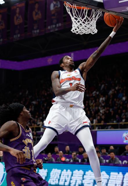 (260103) -- BEIJING, Jan. 3, 2026 (Xinhua) -- Edmond Sumner (R) of Guangdong Southern Tigers goes for a basket during the 10th round regular season match between Beijing Royal Fighters and Guangdong Southern Tigers at the 2025-2026 Chinese Basketball Association (CBA) league in Beijing, China, Jan. 3, 2026. (Xinhua/Wang Lili)