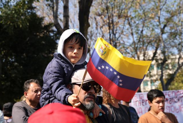 (260104) -- MEXICO CITY, Jan. 4, 2026 (Xinhua) -- People protest outside the U.S. Embassy in Mexico City, capital of Mexico, on Jan. 3, 2026. (Xinhua/Li Mengxin)