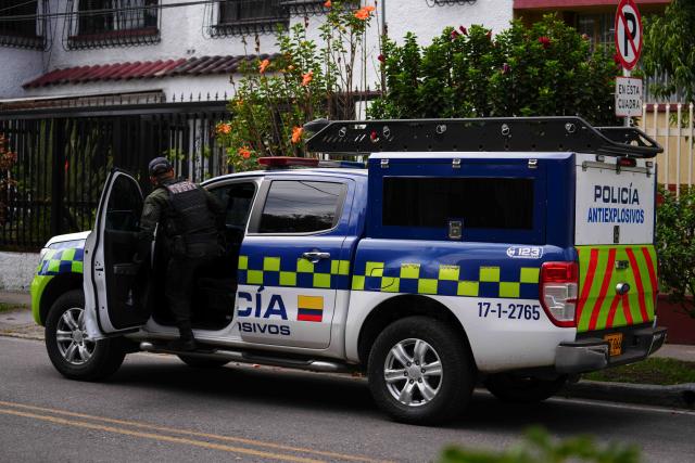 (260104) -- BOGOTA, Jan. 4, 2026 (Xinhua) -- A member of the Colombian police bomb disposal unit works outside the U.S. Embassy in Bogota, Colombia, Jan. 3, 2026. (Photo by Andres Moreno/Xinhua)