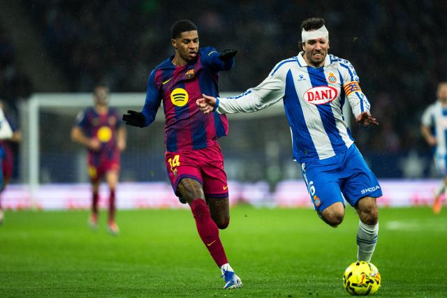 (260104) --BARCELONA, Jan. 4, 2026 (Xinhua) -- Barcelona's Marcus Rashford (L) vies with Espanyol's Leandro Cabrera during LaLiga football match between RCD Espanyol and FC Barcelona in RCDE Stadium, Cornella, Barcelona, Spain, Jan. 3, 2026. (Photo by Joan Gosa/Xinhua)