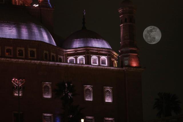 (260104) -- CAIRO, Jan. 4, 2026 (Xinhua) -- This photo taken on Jan. 3, 2026 shows the super moon above the Saladin Citadel in Cairo, Egypt. (Xinhua/Ahmed Gomaa)