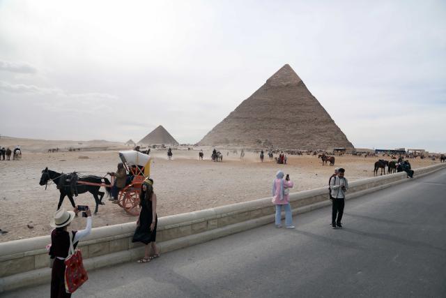 (260104) -- CAIRO, Jan. 4, 2026 (Xinhua) -- This photo taken on Jan. 1, 2026 shows tourists visiting the Pyramids of Giza in Egypt. TO GO WITH "Egypt sees record 19 million tourists in 2025, up 21 pct" (Xinhua/Ahmed Gomaa)