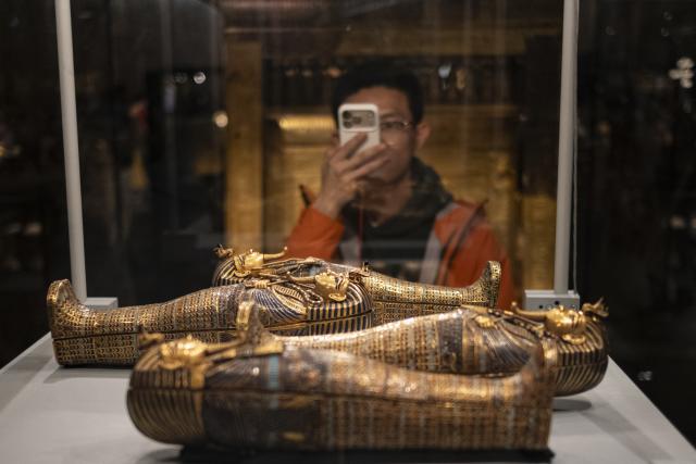 (260104) -- CAIRO, Jan. 4, 2026 (Xinhua) -- This photo taken on Dec. 20, 2025 shows a visitor taking photos of exhibits at the Grand Egyptian Museum in Giza, Egypt. TO GO WITH "Egypt sees record 19 million tourists in 2025, up 21 pct" (Xinhua/Xin Mengchen)