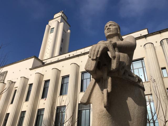 (260104) -- VILLEURBANNE, Jan. 4, 2026 (Xinhua) -- This photo taken on Dec. 29, 2025 shows the Art Deco town hall in the Gratte-Ciel district of Villeurbanne, France. TO GO WITH "Feature: Building on a Legacy: France's Villeurbanne redefines its Art Deco heart" (Photo by Du Jie/Xinhua)
