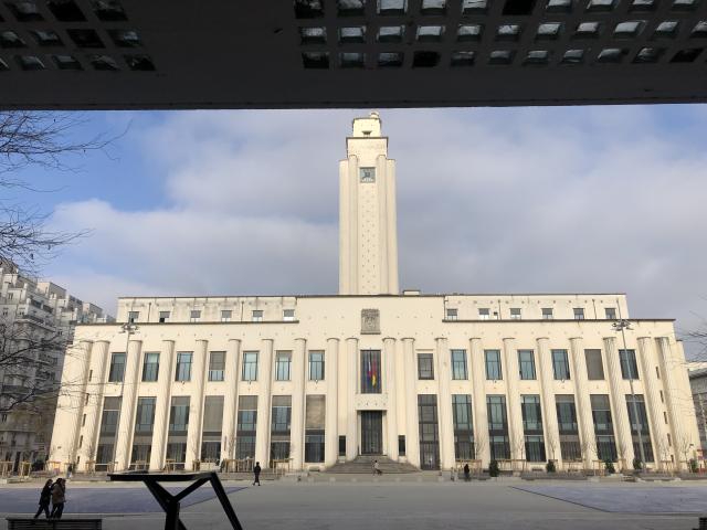(260104) -- VILLEURBANNE, Jan. 4, 2026 (Xinhua) -- This photo taken on Dec. 29, 2025 shows the Art Deco town hall in the Gratte-Ciel district of Villeurbanne, France. TO GO WITH "Feature: Building on a Legacy: France's Villeurbanne redefines its Art Deco heart" (Photo by Du Jie/Xinhua)