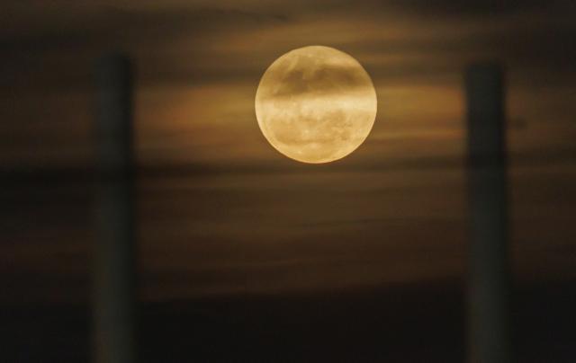 (260104) -- KIGALI, Jan. 4, 2026 (Xinhua) -- This photo taken on Jan. 3, 2026 shows the super moon over Kigali, Rwanda. The first super moon of 2026, characterized by the moon's unusually close proximity to Earth, resulting in a larger and brighter appearance, showed in the sky on Saturday. (Photo by Cyril Ndegeya/Xinhua)
