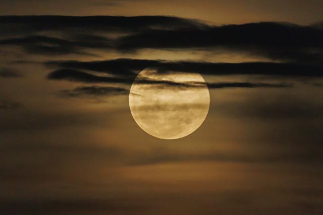 (260104) -- KIGALI, Jan. 4, 2026 (Xinhua) -- This photo taken on Jan. 3, 2026 shows the super moon over Kigali, Rwanda. The first super moon of 2026, characterized by the moon's unusually close proximity to Earth, resulting in a larger and brighter appearance, showed in the sky on Saturday. (Photo by Cyril Ndegeya/Xinhua)