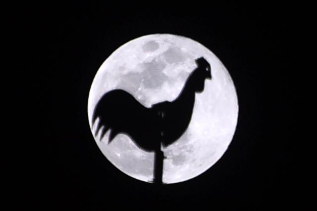 (260104) -- KARACHI, Jan. 4, 2026 (Xinhua) -- This photo taken on Jan. 3, 2026 shows the super moon in Karachi, Pakistan. (Str/Xinhua)