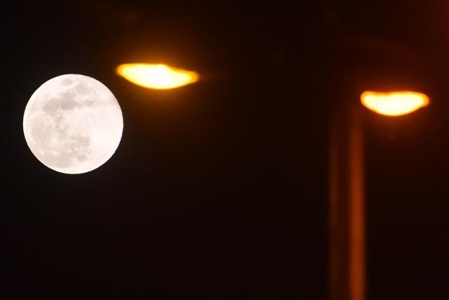 (260104) -- KARACHI, Jan. 4, 2026 (Xinhua) -- This photo taken on Jan. 3, 2026 shows the super moon in Karachi, Pakistan. (Str/Xinhua)