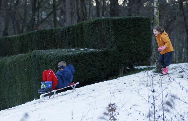 (260104) -- THE HAGUE, Jan. 4, 2026 (Xinhua) -- Children play on the snow ground in a park in the Hague, the Netherlands, Jan. 4, 2026. (Xinhua/Shao Haijun)
