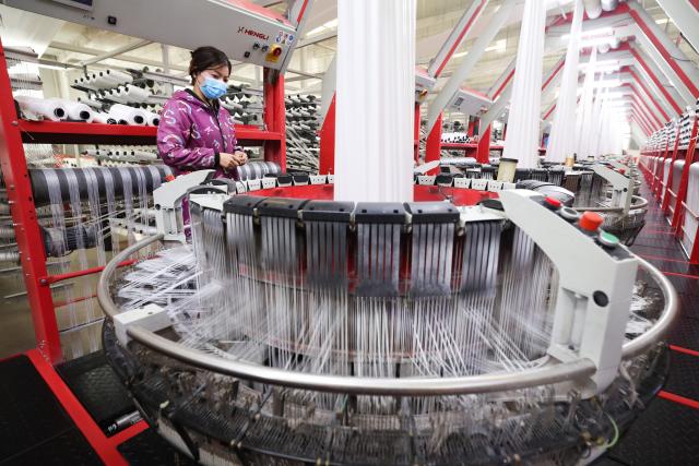 (260104) -- BEIJING, Jan. 4, 2026 (Xinhua) -- A worker operates at the workshop of a packing bag company in Xingtang County of Shijiazhuang, north China's Hebei Province, Jan. 4, 2026. (Photo by Liang Zidong/Xinhua)