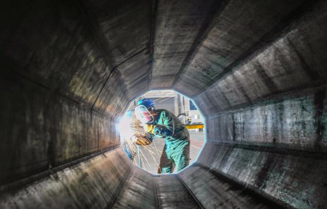 (260104) -- BEIJING, Jan. 4, 2026 (Xinhua) -- A worker operates at a workshop in Tangshan Port economic development zone in Tangshan, north China's Hebei Province, Jan. 4, 2026. (Photo by Liu Mancang/Xinhua)
