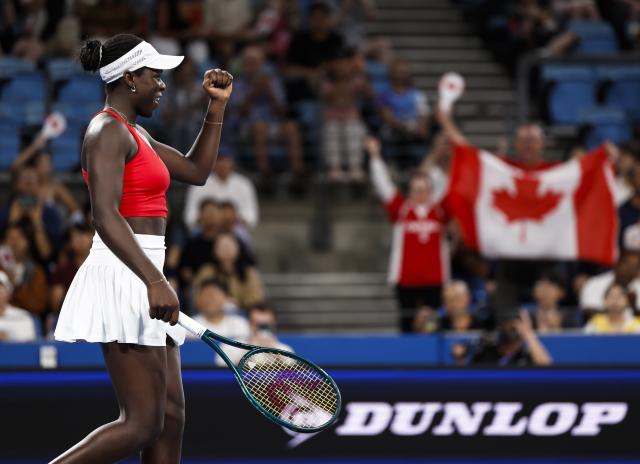 (260104) -- SYDNEY, Jan. 4, 2026 (Xinhua) -- Victoria Mboko of Canada celebrates after winning Zhu Lin of China in the Group B round robin match between China and Canada at the 2026 United Cup tennis tournament in Sydney, Australia, Jan. 4, 2026. (Xinhua/Ma Ping)