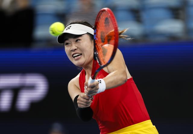 (260104) -- SYDNEY, Jan. 4, 2026 (Xinhua) -- Zhu Lin of China hits a return against Victoria Mboko of Canada in the Group B round robin match between China and Canada at the 2026 United Cup tennis tournament in Sydney, Australia, Jan. 4, 2026. (Xinhua/Ma Ping)