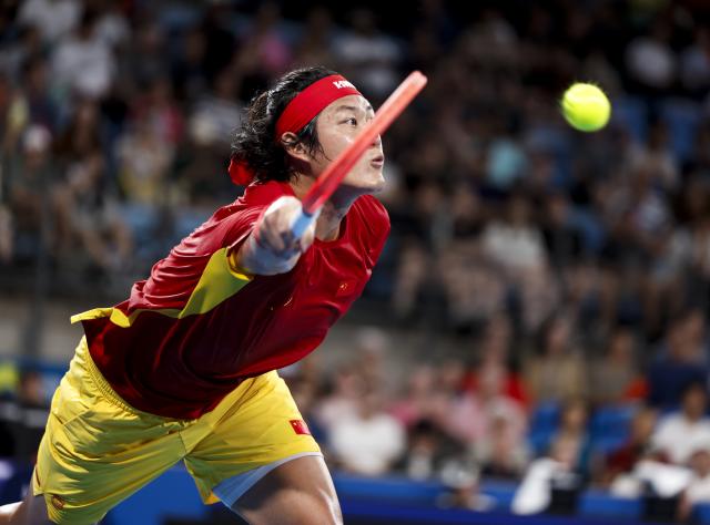 (260104) -- SYDNEY, Jan. 4, 2026 (Xinhua) -- Zhang Zhizhen of China hits a return against Felix Auger-Aliassime of Canada in the Group B round robin match between China and Canada at the 2026 United Cup tennis tournament in Sydney, Australia, Jan. 4, 2026. (Xinhua/Ma Ping)