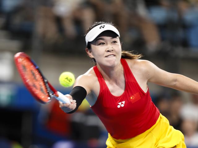 (260104) -- SYDNEY, Jan. 4, 2026 (Xinhua) -- Zhu Lin of China hits a return against Victoria Mboko of Canada in the Group B round robin match between China and Canada at the 2026 United Cup tennis tournament in Sydney, Australia, Jan. 4, 2026. (Xinhua/Ma Ping)