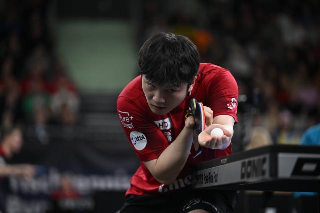 (260104) -- NEU-ULM, Jan. 4, 2026 (Xinhua) -- Fan Zhendong of 1. FC Saarbrucken Tischtennis serves in the men's singles match
against Tiago Abiodun of TTF Liebherr Ochsenhausen during the semifinal between 1. FC Saarbrucken Tischtennis and TTF Liebherr Ochsenhausen of Liebherr Pokal table tennis tournament in Neu-Ulm, Germany, Jan. 4, 2026. (Photo by Ulrich Hufnagel/Xinhua)
