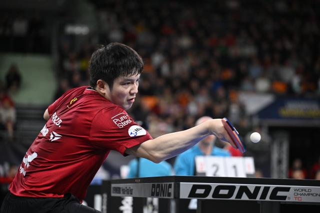 (260104) -- NEU-ULM, Jan. 4, 2026 (Xinhua) -- Fan Zhendong of 1. FC Saarbrucken Tischtennis hits a return in the men's singles match
against Togami Shunsuke of TTF Liebherr Ochsenhausen during the semifinal between 1. FC Saarbrucken Tischtennis and TTF Liebherr Ochsenhausen of Liebherr Pokal table tennis tournament in Neu-Ulm, Germany, Jan. 4, 2026. (Photo by Ulrich Hufnagel/Xinhua)