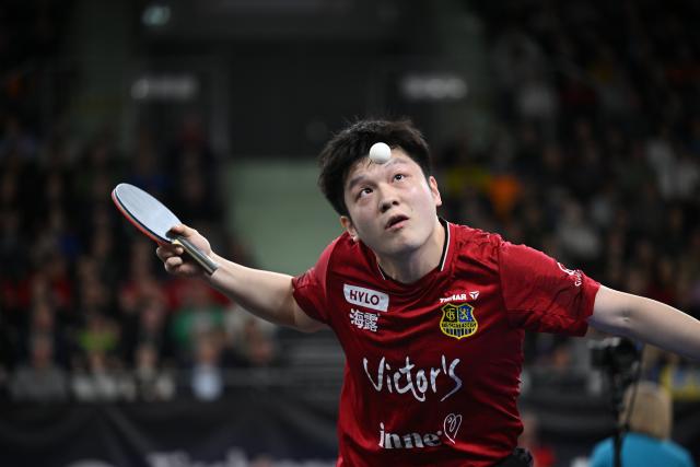 (260104) -- NEU-ULM, Jan. 4, 2026 (Xinhua) -- Fan Zhendong of 1. FC Saarbrucken Tischtennis serves in the men's singles match
against Tiago Abiodun of TTF Liebherr Ochsenhausen during the semifinal between 1. FC Saarbrucken Tischtennis and TTF Liebherr Ochsenhausen of Liebherr Pokal table tennis tournament in Neu-Ulm, Germany, Jan. 4, 2026. (Photo by Ulrich Hufnagel/Xinhua)