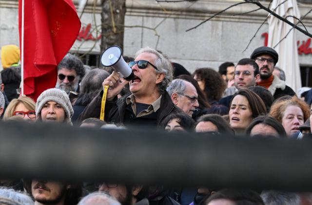 (260104) -- MADRID, Jan. 4, 2026 (Xinhua) -- People in support of Venezuela protest outside the U.S. Embassy in Madrid, Spain, on Jan. 4, 2026. The U.S. military strike against Venezuela and capture of its president, Nicolas Maduro, has shocked the international community, triggering a steady stream of condemnation and serious concerns worldwide. (Xinhua/Cheng Min)