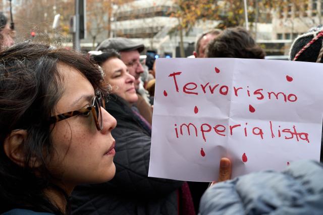 (260104) -- MADRID, Jan. 4, 2026 (Xinhua) -- People in support of Venezuela protest outside the U.S. Embassy in Madrid, Spain, on Jan. 4, 2026. The U.S. military strike against Venezuela and capture of its president, Nicolas Maduro, has shocked the international community, triggering a steady stream of condemnation and serious concerns worldwide. (Xinhua/Meng Dingbo)