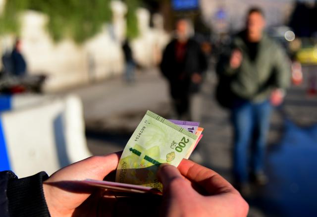 (260105) -- DAMASCUS, Jan. 5, 2026 (Xinhua) -- A Syrian citizen exchanges newly issued Syrian pound banknotes at a designated exchange point in Damascus, Syria, Jan. 4, 2026. Syria has begun circulating its new currency following a nationwide exchange process launched earlier this month. (Photo by Ammar Safarjalani/Xinhua)
