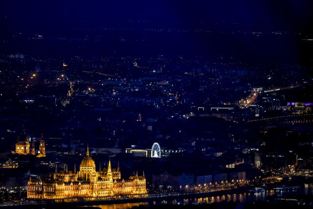 (260105) -- BUDAPEST, Jan. 5, 2026 (Xinhua) -- This photo taken on Jan. 4, 2026 shows a night view in Budapest, Hungary. (Photo by David Balogh/Xinhua)