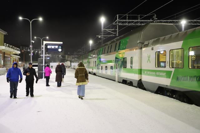 (260105) -- ROVANIEMI, Jan. 5, 2026 (Xinhua) -- People wait for a train on a platform at Rovaniemi Railway Station in Finland on Jan. 2, 2026. Rovaniemi, a city located on the Arctic Circle, is renowned worldwide for aurora watching, winter sports, and reindeer sleigh rides. It is also well known internationally as the "home of Santa Claus," attracting large numbers of visitors from around the globe. (Xinhua/Zhu Haochen)