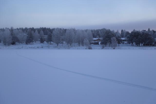 (260105) -- ROVANIEMI, Jan. 5, 2026 (Xinhua) -- This photo taken on Jan. 3, 2026 shows a view of the frozen Kemijoki River in Rovaniemi, Finland. Rovaniemi, a city located on the Arctic Circle, is renowned worldwide for aurora watching, winter sports, and reindeer sleigh rides. It is also well known internationally as the "home of Santa Claus," attracting large numbers of visitors from around the globe. (Xinhua/Zhu Haochen)