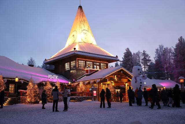 (260105) -- ROVANIEMI, Jan. 5, 2026 (Xinhua) -- People visit the Santa Claus Village, a famous attraction, in Rovaniemi, Finland, Jan. 4, 2026. Rovaniemi, a city located on the Arctic Circle, is renowned worldwide for aurora watching, winter sports, and reindeer sleigh rides. It is also well known internationally as the "home of Santa Claus," attracting large numbers of visitors from around the globe. (Xinhua/Zhu Haochen)