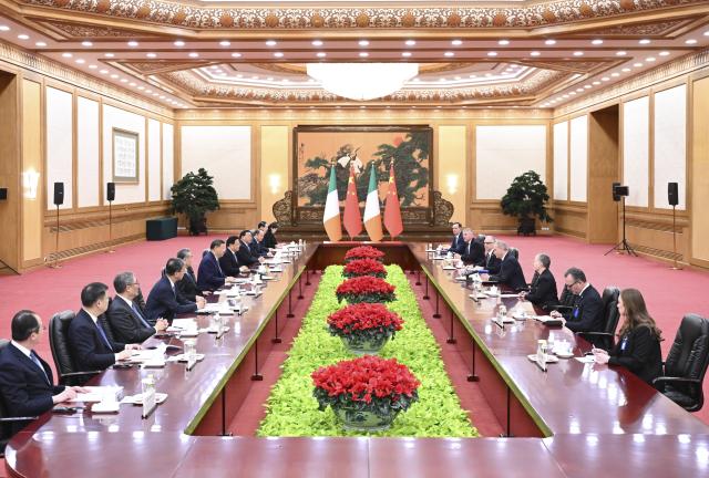 (260105) -- BEIJING, Jan. 5, 2026 (Xinhua) -- Chinese President Xi Jinping meets with Taoiseach of Ireland Micheal Martin at the Great Hall of the People in Beijing, capital of China, Jan. 5, 2026. (Xinhua/Yan Yan)