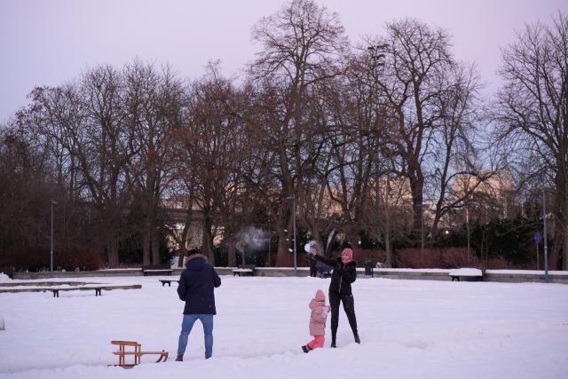 (260105) -- WARSAW, Jan. 5, 2026 (Xinhua) -- People play in the snow at a park in Warsaw, Poland on Jan. 4, 2026. Warsaw has recently seen continuous snowfall, bringing residents outdoors to enjoy winter activities. (Photo by Jaap Arriens/Xinhua)