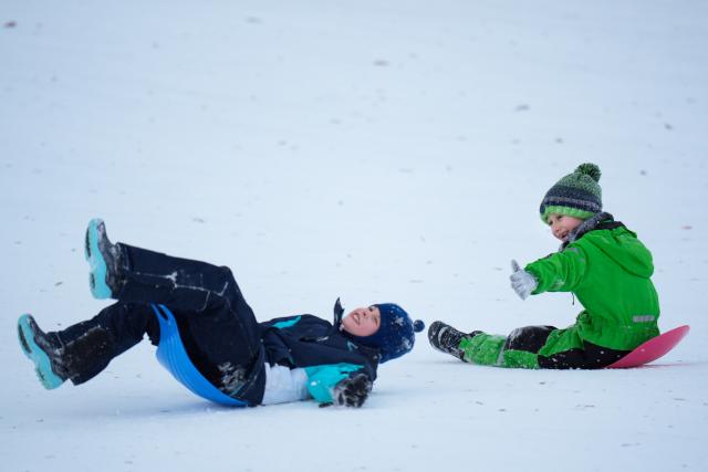 (260105) -- WARSAW, Jan. 5, 2026 (Xinhua) -- Children play in the snow at a park in Warsaw, Poland on Jan. 4, 2026. Warsaw has recently seen continuous snowfall, bringing residents outdoors to enjoy winter activities. (Photo by Jaap Arriens/Xinhua)