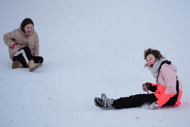 (260105) -- WARSAW, Jan. 5, 2026 (Xinhua) -- Children play in the snow at a park in Warsaw, Poland on Jan. 4, 2026. Warsaw has recently seen continuous snowfall, bringing residents outdoors to enjoy winter activities. (Photo by Jaap Arriens/Xinhua)