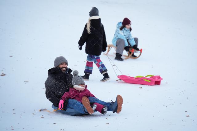(260105) -- WARSAW, Jan. 5, 2026 (Xinhua) -- People play in the snow in Warsaw, Poland on Jan. 4, 2026. Warsaw has recently seen continuous snowfall, bringing residents outdoors to enjoy winter activities. (Photo by Jaap Arriens/Xinhua)
